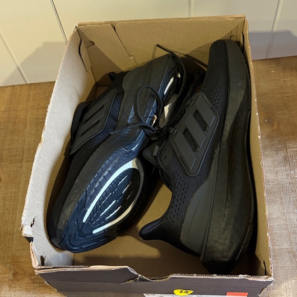Women’s Adidas PureBoost 23 Sneakers Black NIB Size 7